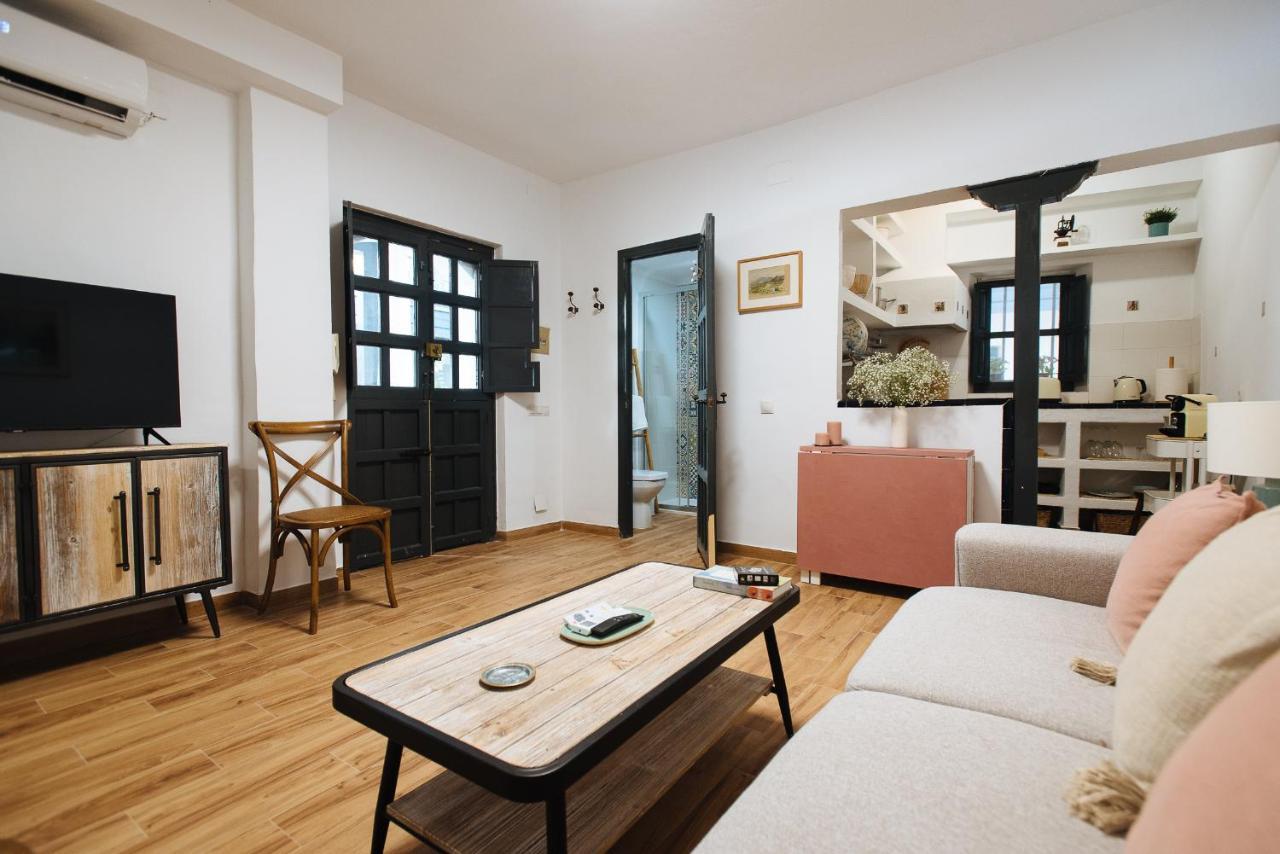 Aitana'S Retreat With Charming Garden Apartment Севиля Екстериор снимка