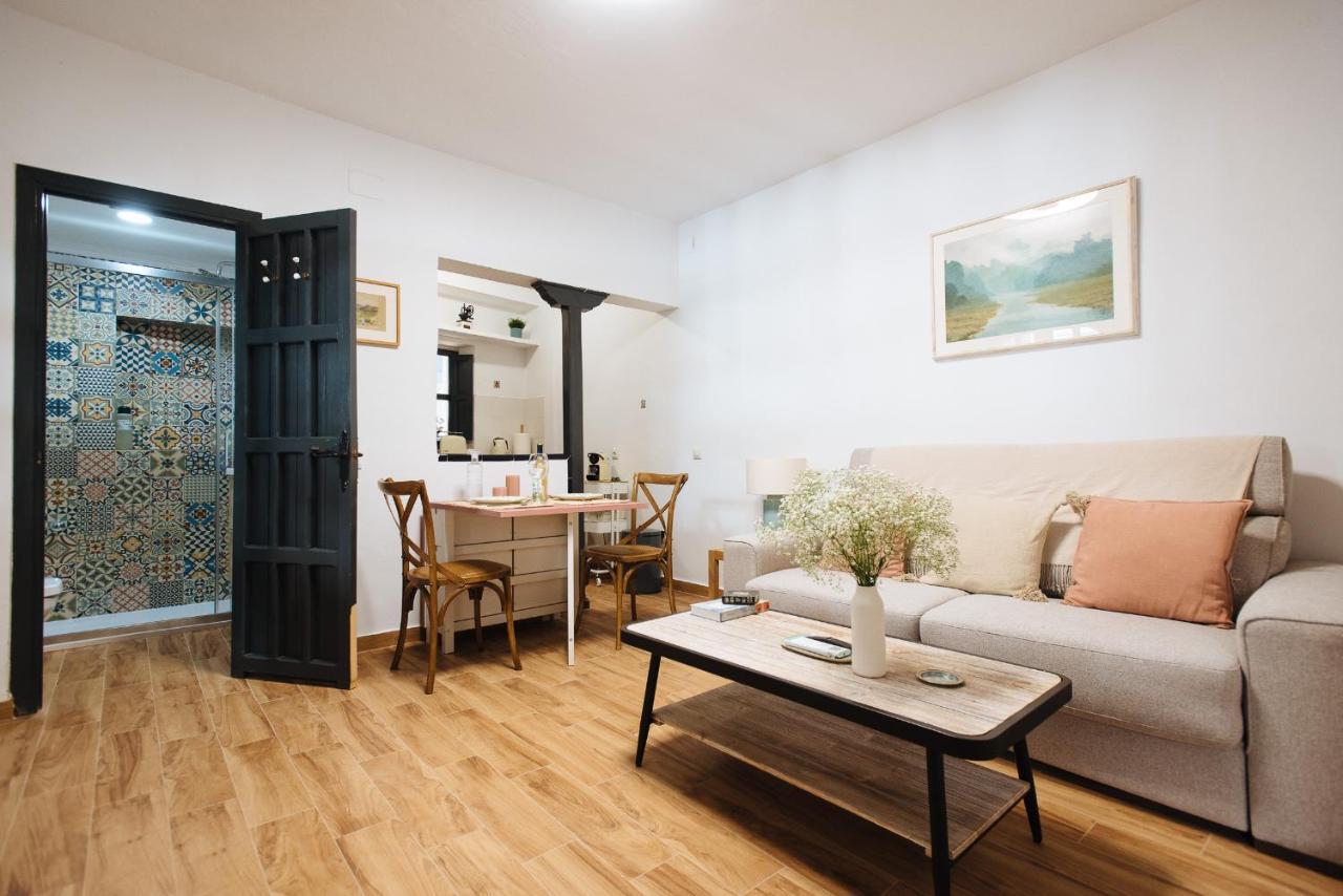 Aitana'S Retreat With Charming Garden Apartment Севиля Екстериор снимка